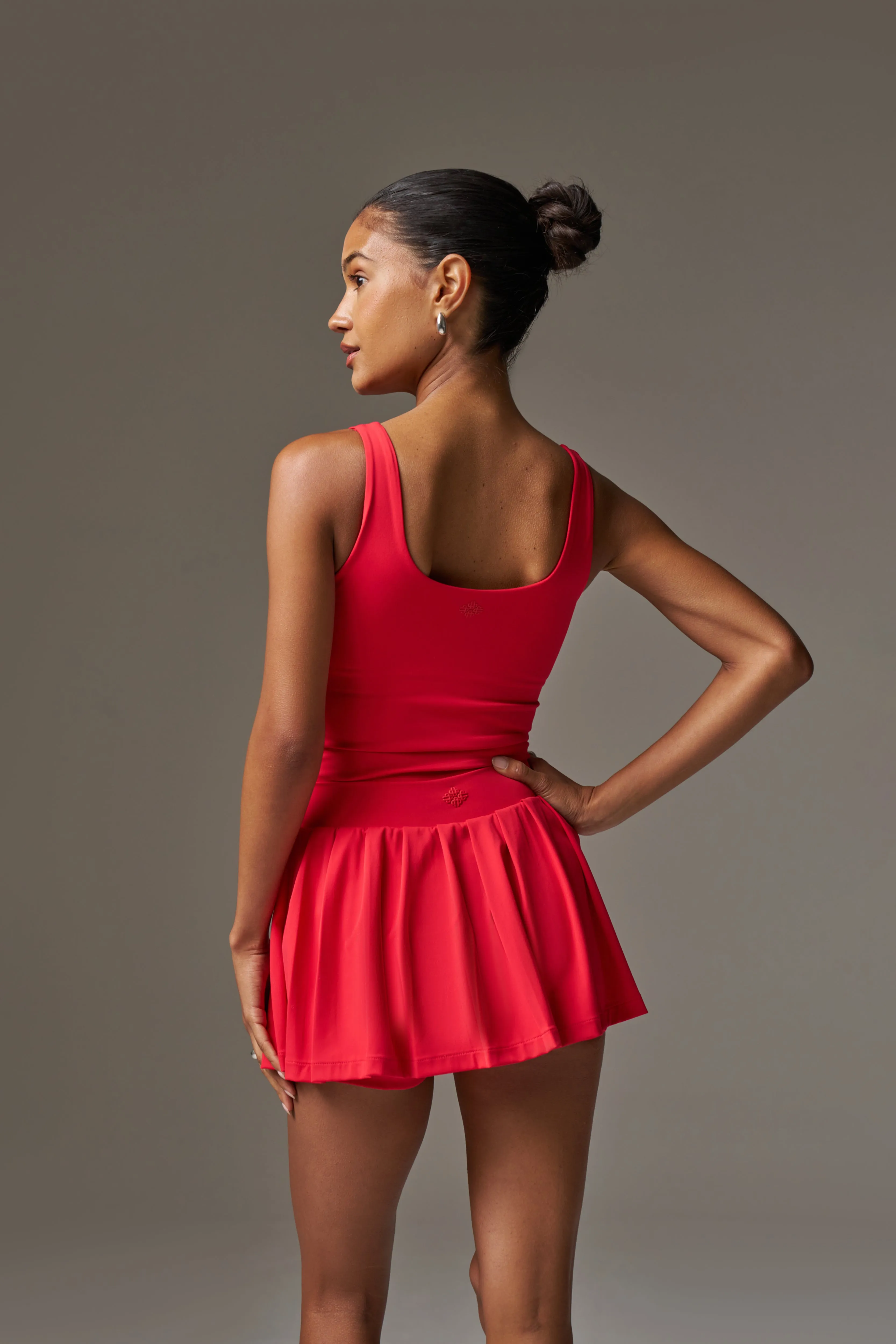 SCULPTING STRETCH SCOOP NECK SPORTS TOP - RED