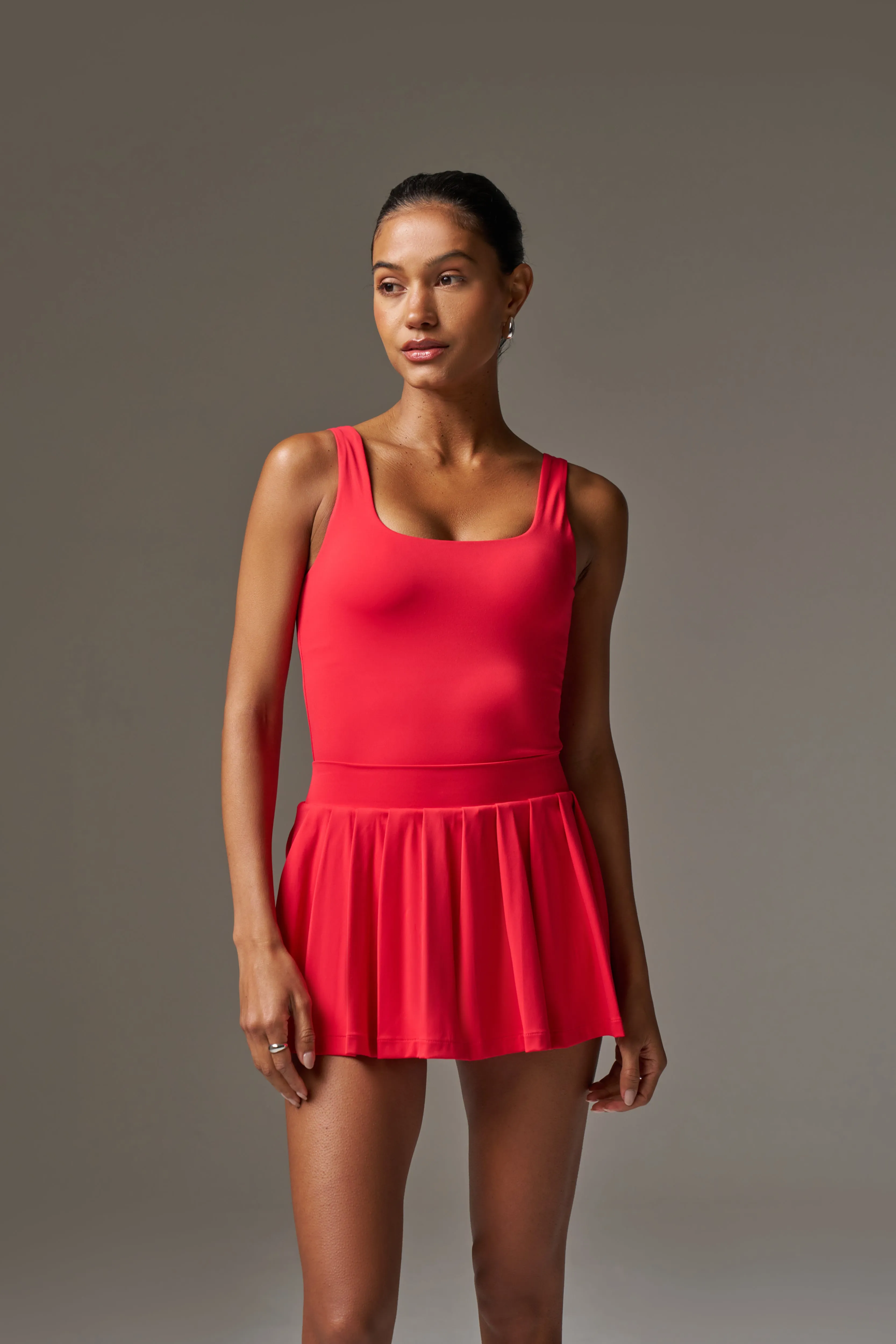 SCULPTING STRETCH SCOOP NECK SPORTS TOP - RED